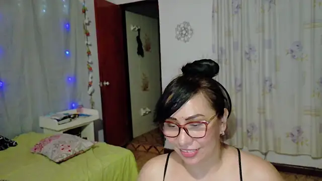 Snapshot of hottplay chatting on 12.04.24 hottplay online show from 12.04.24