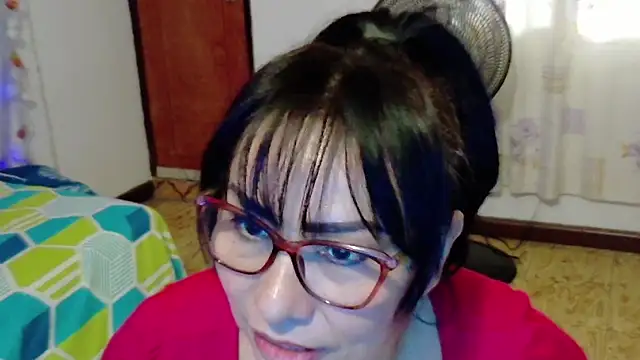 Snapshot of hottplay chatting on 12.21.24 hottplay online show from 12.21.24