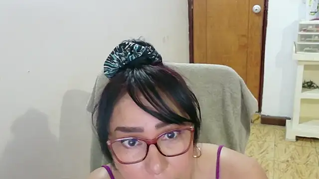 Snapshot of hottplay chatting on 10.26.25 hottplay online show from 10.26.25