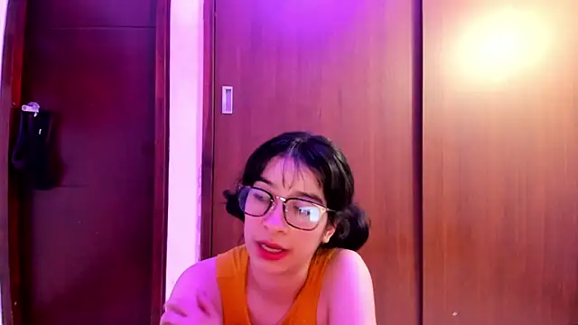 Snapshot of _Lunnaa_ chatting on 12.17.24  Lunnaa  online show from 12.17.24