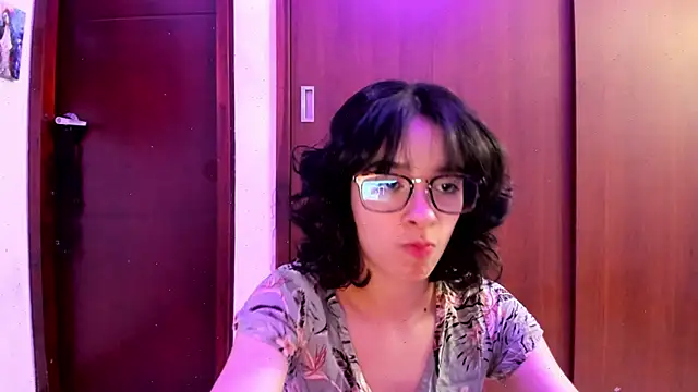 Snapshot of _Lunnaa_ chatting on 02.10.25  Lunnaa  online show from 02.10.25