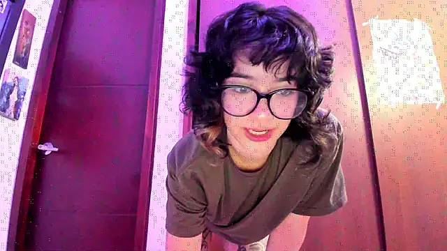 Snapshot of _Lunnaa_ chatting on 10.20.25  Lunnaa  online show from 10.20.25