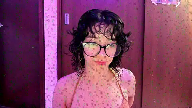 Snapshot of _Lunnaa_ chatting on 11.20.25 Lunnaa online show from 11.20.25