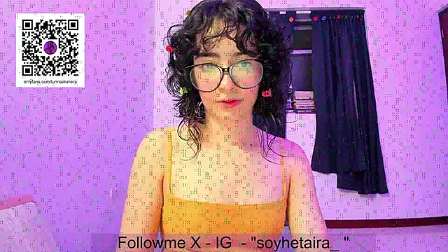 Snapshot of _Lunnaa_ chatting on 11.30.25 Lunnaa online show from 11.30.25