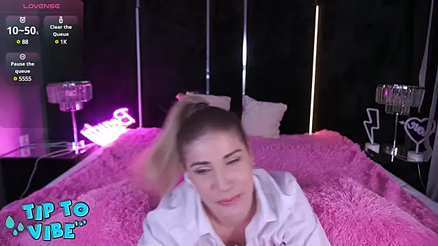 Snapshot of CassandraGood chatting on 01.11.25 CassandraGood online show from 01.11.25