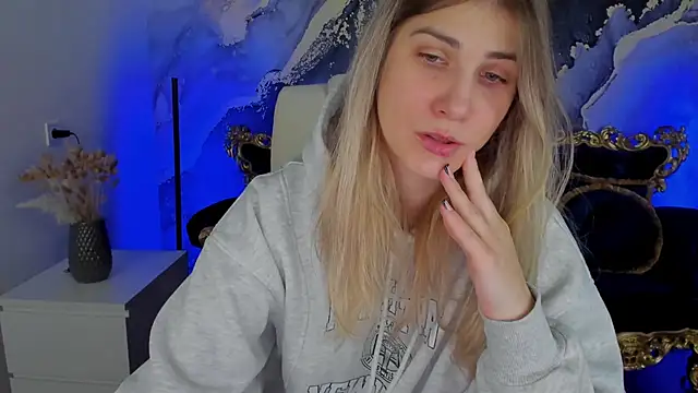 Snapshot of CassandraGood chatting on 02.11.25 CassandraGood online show from 02.11.25