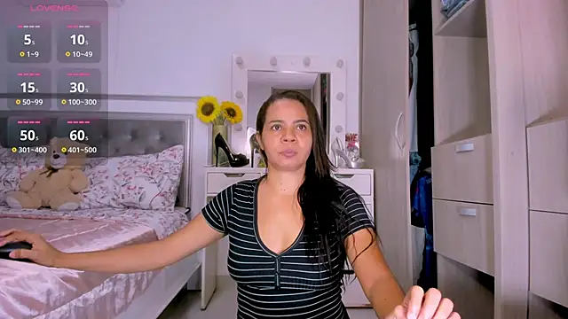 Snapshot of sharonDulce chatting on 12.18.25 sharonDulce online show from 12.18.25