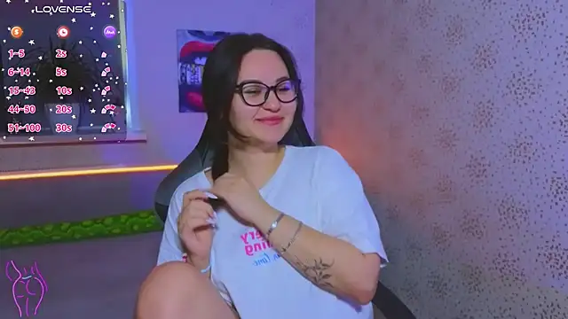 EsterLogan online show from 10.11.25