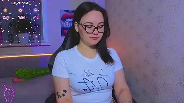 EsterLogan online show from 10.19.25