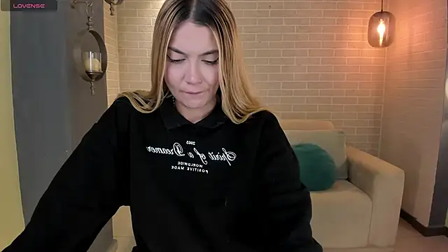 NiaHolland online show from 10.26.25