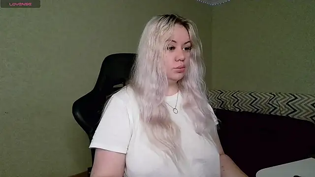 Snapshot of elven_dreams_ chatting on 01.03.25 elven dreams online show from 01.03.25