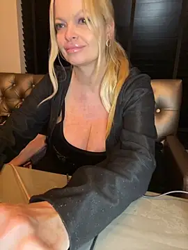 Snapshot of Lisavontease chatting on 10.18.25 Lisavontease online show from 10.18.25