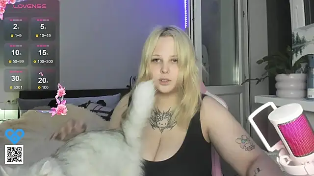 Snapshot of B_Ratz chatting on 09.14.25 B Ratz online show from 09.14.25