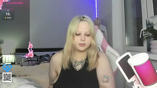 Snapshot of B_Ratz chatting on 09.21.25 B Ratz online show from 09.21.25