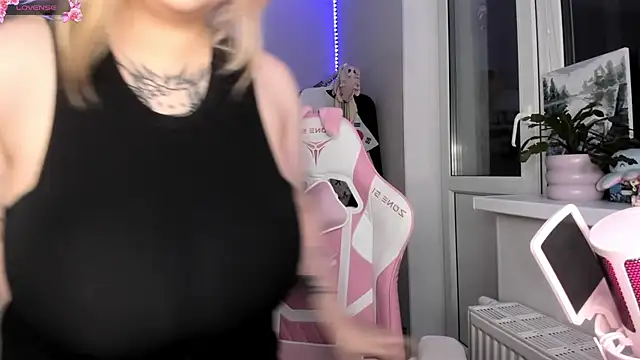 Snapshot of B_Ratz chatting on 09.28.25 B Ratz online show from 09.28.25