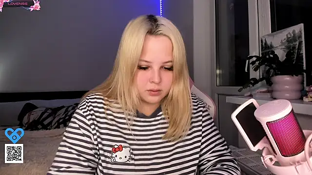 Snapshot of B_Ratz chatting on 10.05.25 B Ratz online show from 10.05.25