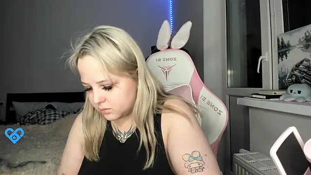 Snapshot of B_Ratz chatting on 11.02.25 B Ratz online show from 11.02.25