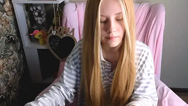 Snapshot of sarakaell chatting on 07.11.26 sarakaell online show from 07.11.26
