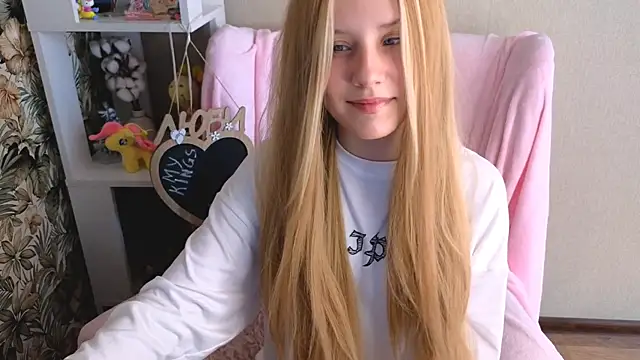 Snapshot of sarakaell chatting on 07.15.26 sarakaell online show from 07.15.26