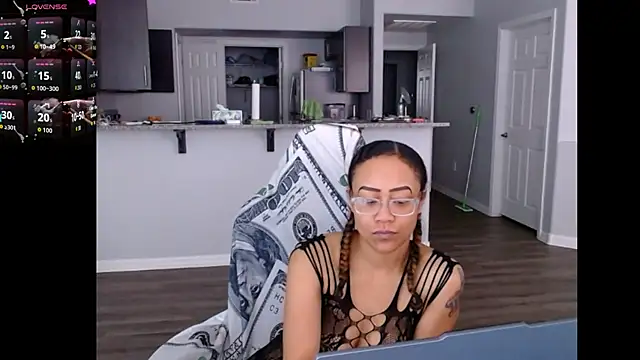 Snapshot of RylHoneyy chatting on 06.12.26 RylHoneyy online show from 06.12.26