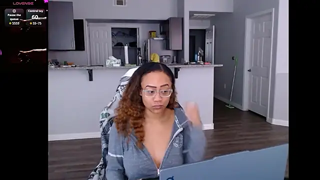Snapshot of RylHoneyy chatting on 06.17.26 RylHoneyy online show from 06.17.26