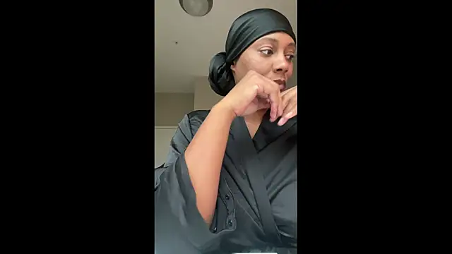 Snapshot of HoneyDripHer chatting on 11.18.25 HoneyDripHer online show from 11.18.25