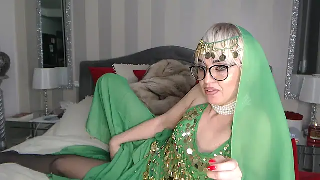 Snapshot of LuanaColucci chatting on 12.14.24 LuanaColucci online show from 12.14.24