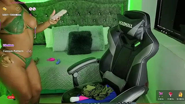 Snapshot of nashiira_ chatting on 09.10.25 nashiira online show from 09.10.25