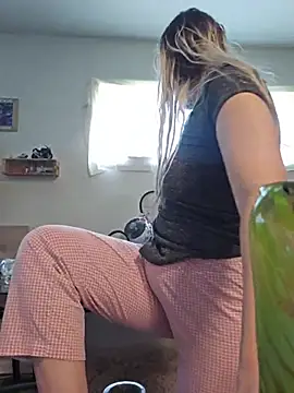 Snapshot of ScarletCallings420 chatting on 06.29.26 ScarletCallings420 online show from 06.29.26
