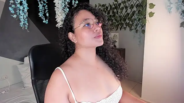 Snapshot of alixon_fiore5 chatting on 05.20.26 alixon fiore5 online show from 05.20.26