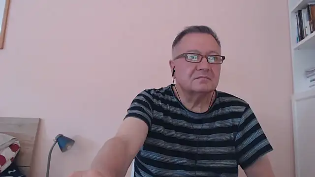 Snapshot of YOU6me chatting on 09.15.25 YOU6me online show from 09.15.25