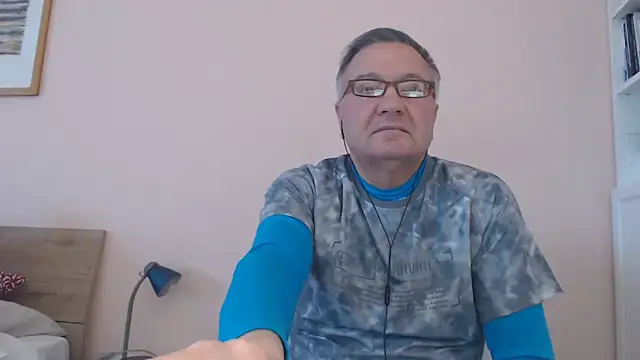 Snapshot of YOU6me chatting on 10.04.25 YOU6me online show from 10.04.25