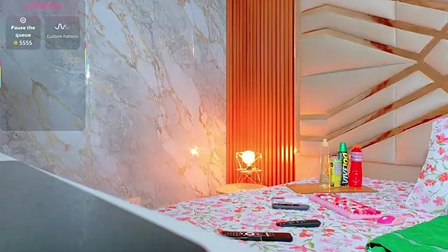 Snapshot of mommywebcam chatting on 10.24.25 mommywebcam online show from 10.24.25