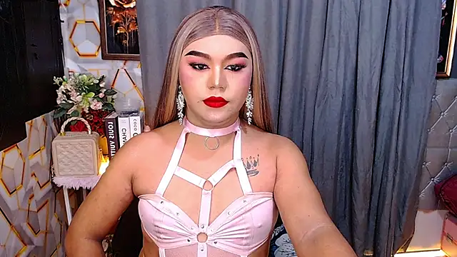 Snapshot of SweetCumFrancine chatting on 06.12.26 SweetCumFrancine online show from 06.12.26