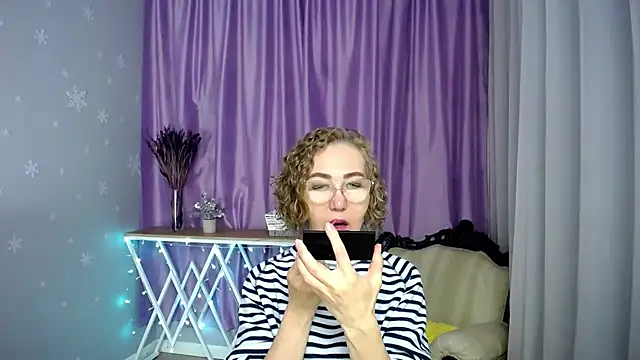 Snapshot of queen_a_n_i chatting on 06.24.26 queen a n i online show from 06.24.26