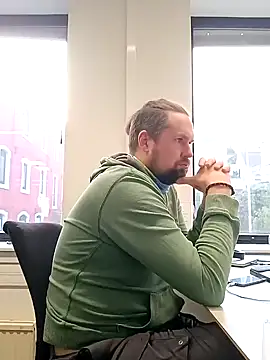 Snapshot of Tj1sen chatting on 12.04.24 Tj1sen online show from 12.04.24