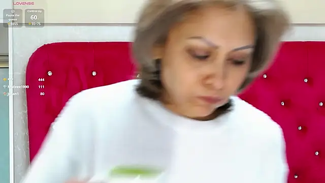 LoraDelNiro online show from 03.07.25