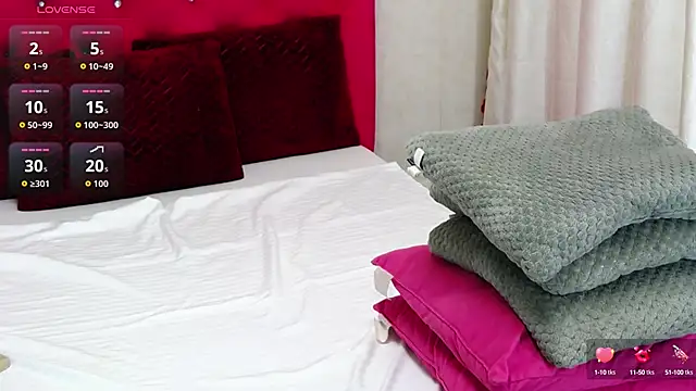 LoraDelNiro online show from 10.29.25