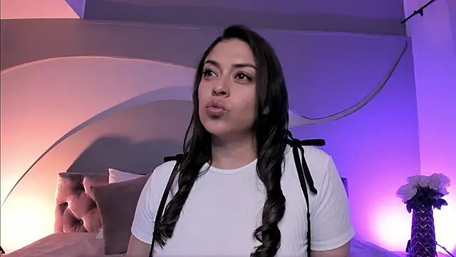 Snapshot of Nicolle_W chatting on 02.05.25 Nicolle W online show from 02.05.25