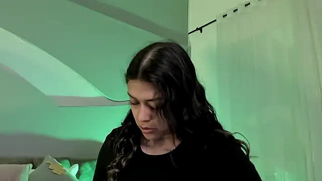 Snapshot of Nicolle_W chatting on 03.17.25 Nicolle W online show from 03.17.25