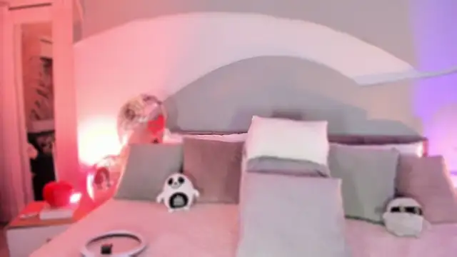 Snapshot of Nicolle_W chatting on 10.21.25 Nicolle W online show from 10.21.25