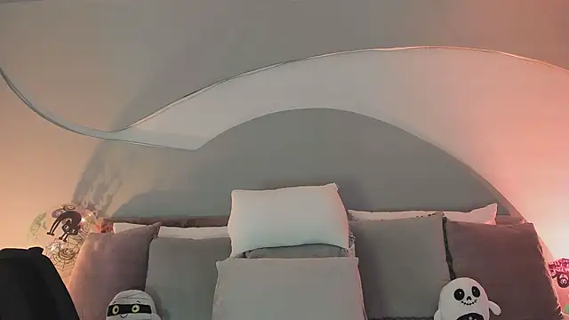 Nicolle W online show from 10.23.25