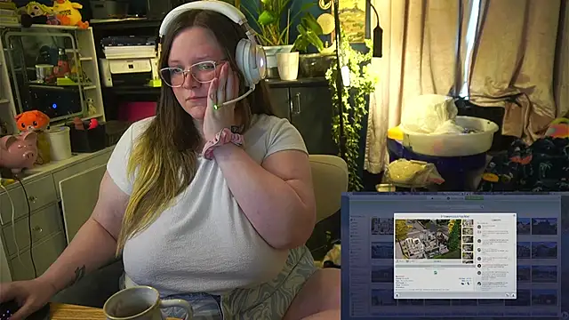 Snapshot of Geeky_Kitten chatting on 10.10.25 Geeky Kitten online show from 10.10.25