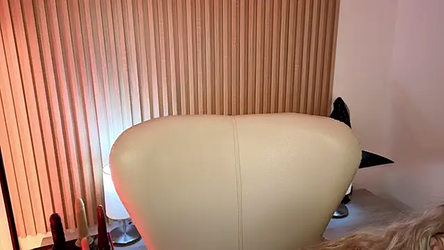 MarianL0ve online show from 10.18.25