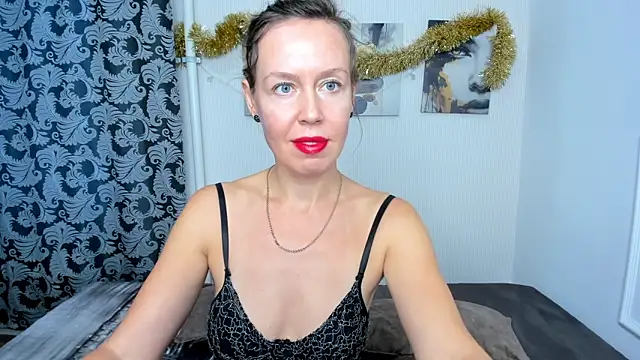 Snapshot of BrendaCain chatting on 12.21.24 BrendaCain online show from 12.21.24
