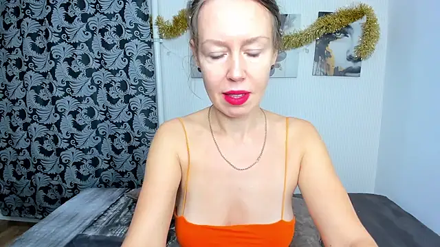 Snapshot of BrendaCain chatting on 01.08.25 BrendaCain online show from 01.08.25
