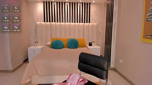 LeahJones  online show from 03.03.25