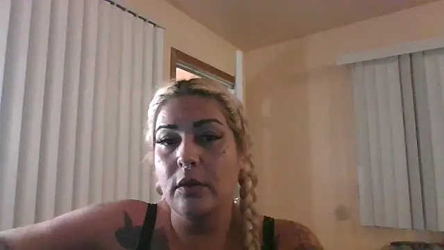Snapshot of ShineyQuinn chatting on 05.27.26 ShineyQuinn online show from 05.27.26