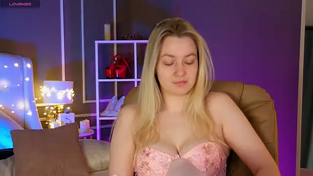 Snapshot of elinanortas chatting on 02.25.25 elinanortas online show from 02.25.25