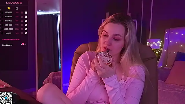 Snapshot of elinanortas chatting on 03.15.25 elinanortas online show from 03.15.25